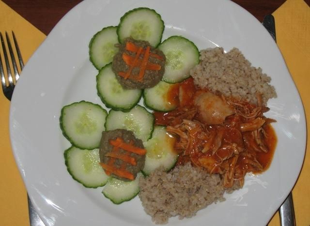 Kurczak w sosie paprykowy z soczewicą