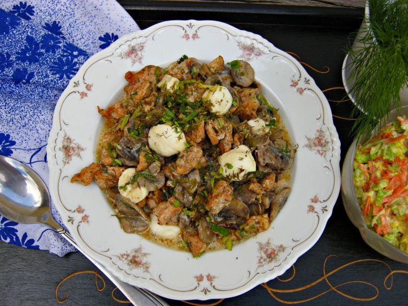 Kurczak w sosie pieczarkowo koperkowym z mozzarell