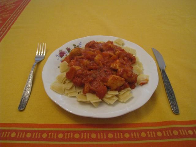 Kurczak w sosie pomidorowo - paprykowym