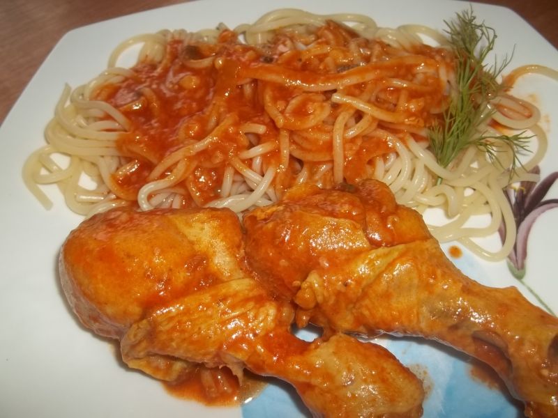 Kurczak w sosie pomidorowym z makaronem Kurczak w sosie pomidorowym z makaronem