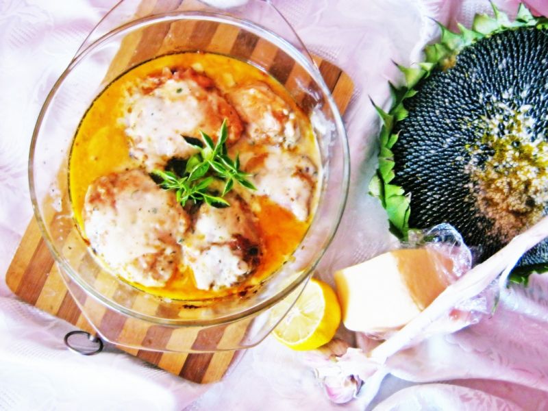 Kurczak w sosie serowym z czosnkiem i bazylią 