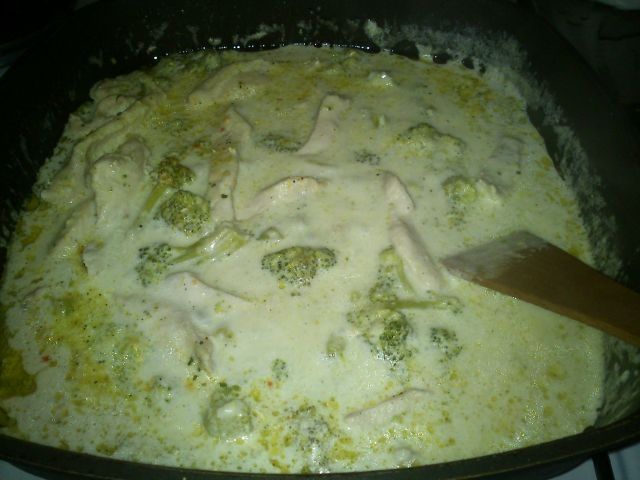 Kurczak w sosie z brokułami Mariel