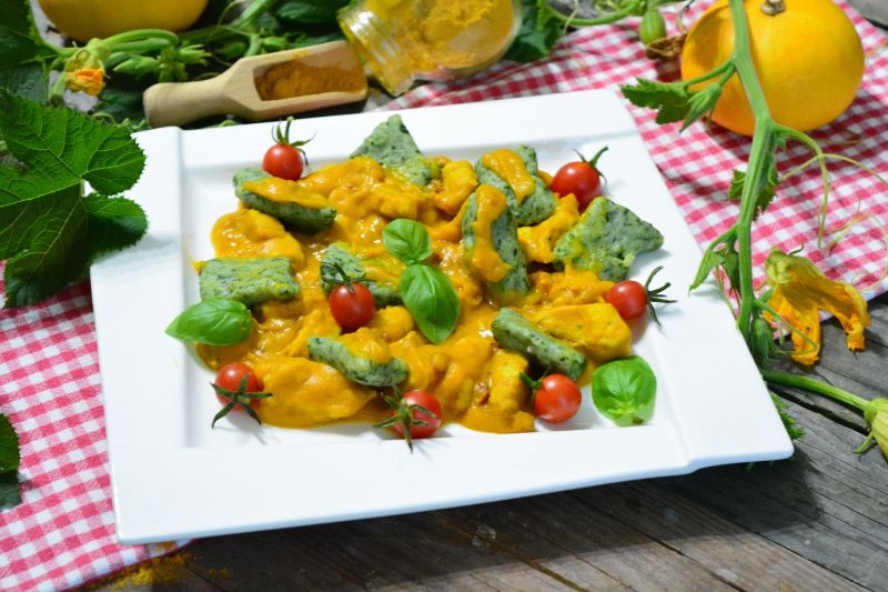 Kurczak w sosie z dyni na szpinakowych kluseczkach Kurczak w sosie z dyni na szpinakowych kluseczkach