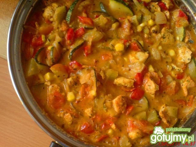 Kurczak w warzywnym gulaszu z cukinią