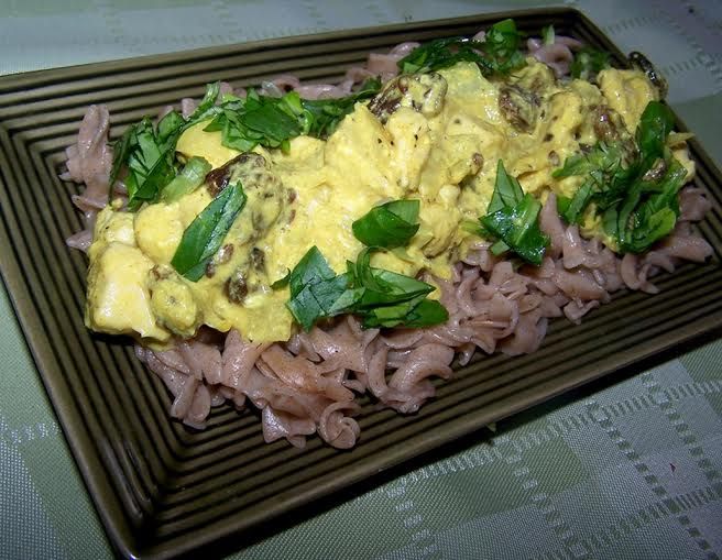 Kurczak w złotym sosie na makaronie żytnim Kurczak w złotym sosie na makaronie żytnim