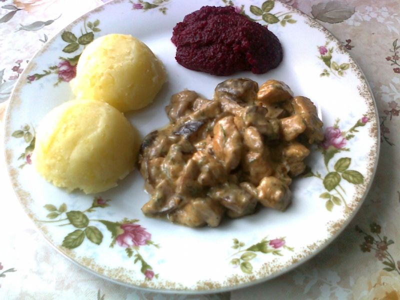 Kurczak z borowikami w sosie śmietanowy Kurczak z borowikami w sosie śmietanowy