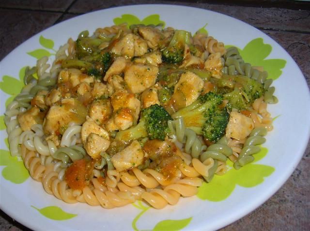 Kurczak z brokułami i makaronem