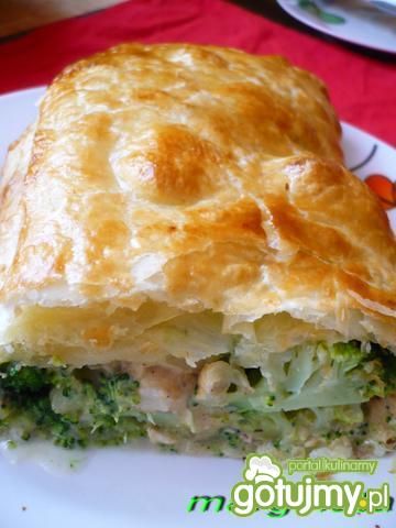 Kurczak z brokułami w cieście francuskim