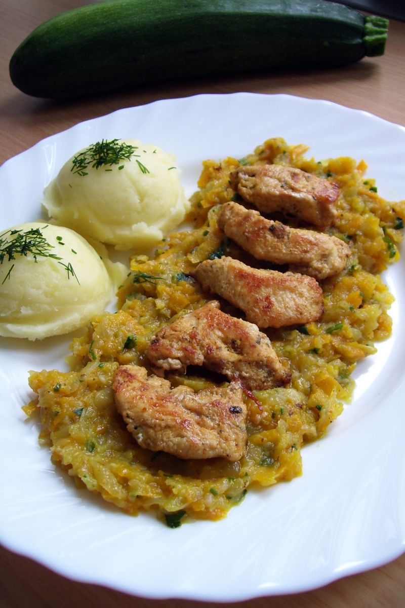 Kurczak z cukinią i marchewką Kurczak z cukinią i marchewką