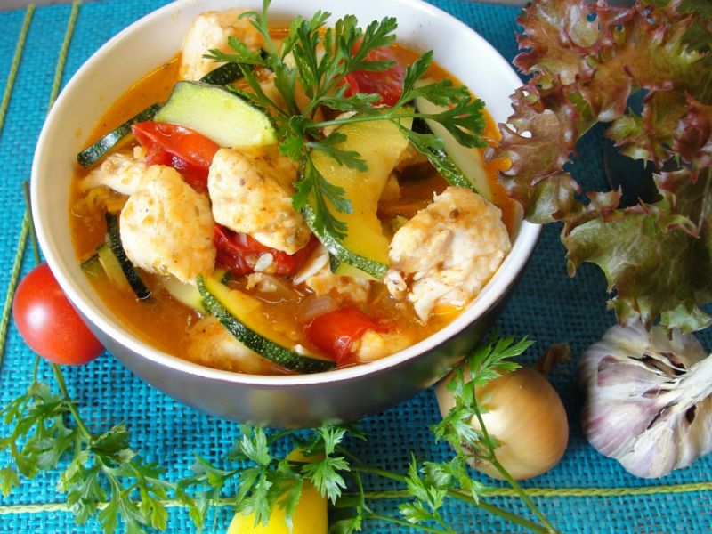 Kurczak z cukinią i pomidorkami koktajlowymi Kurczak z cukinią i pomidorkami koktajlowymi