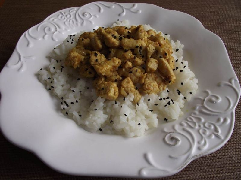 Kurczak z curry i czarnuszką na ryżu  Kurczak z curry i czarnuszką na ryżu
