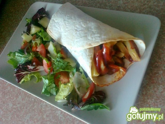 Kurczak z frytkami w tortilli