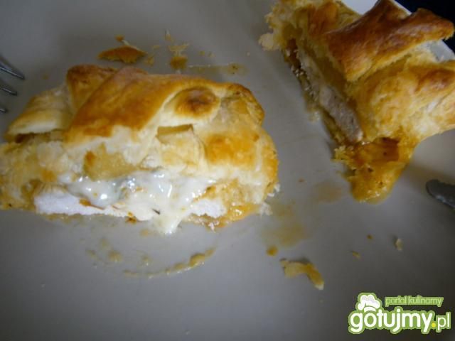 Kurczak z gorgonzolą w ciescie francuski Kurczak z gorgonzolą w ciescie francuski