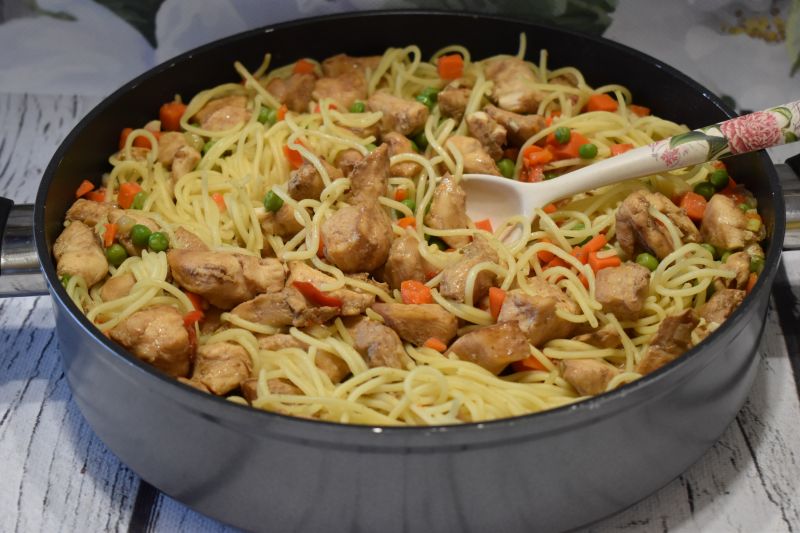 Kurczak z groszkiem i marchewką