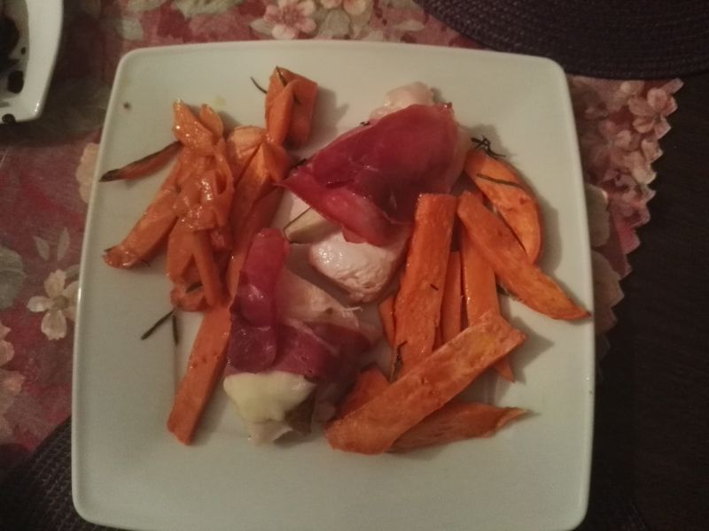 Kurczak z gruszką, gorgonzolą i szynką parmeńską Kurczak z gruszką, gorgonzolą i szynką parmeńską