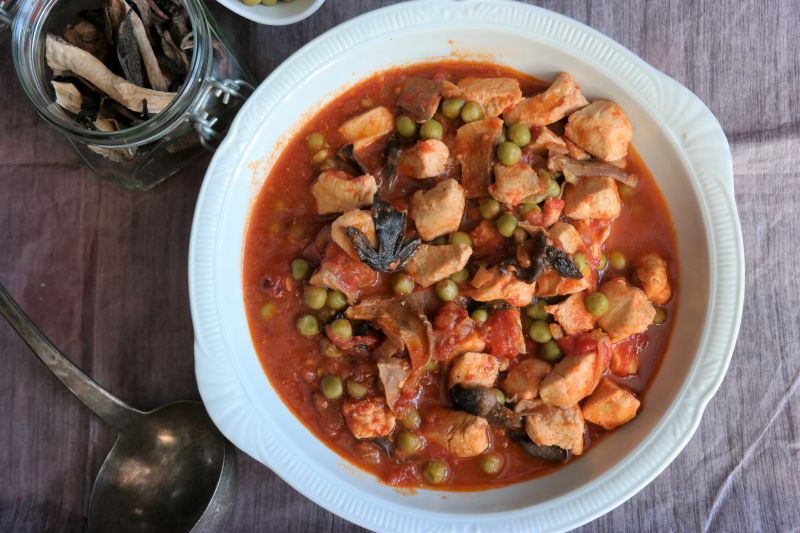 Kurczak z grzybami i groszkiem w pomidorach