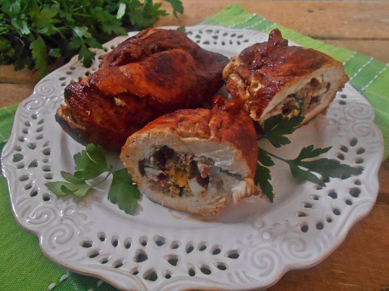 Kurczak z jajkiem, białą kiełbasą i żurawiną