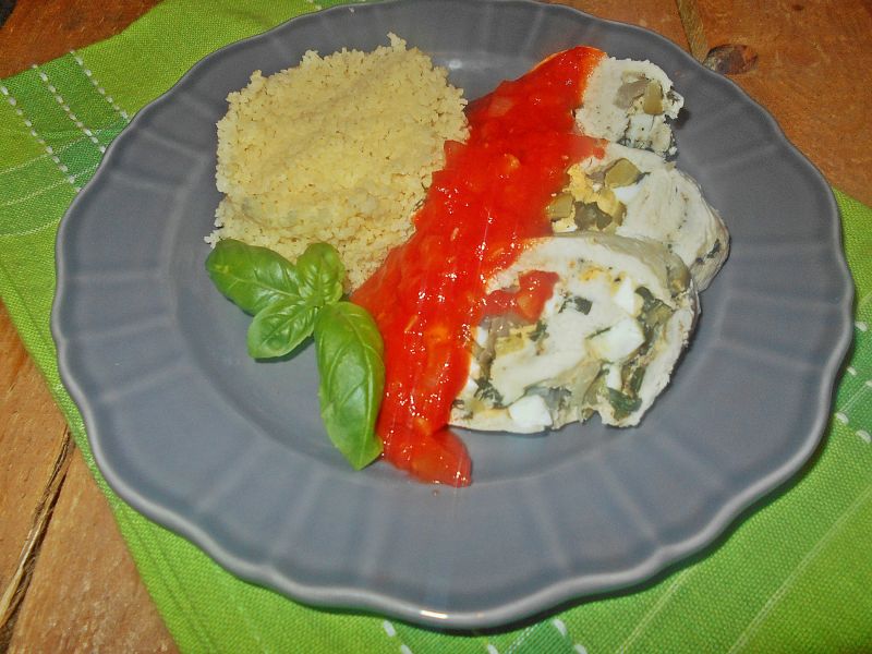 Kurczak z jajkiem i sosem pomidorowym