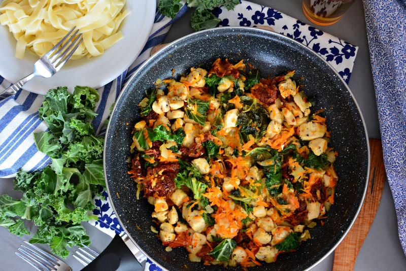 Kurczak z jarmużem - danie z patelni Kurczak z jarmużem - danie z patelni