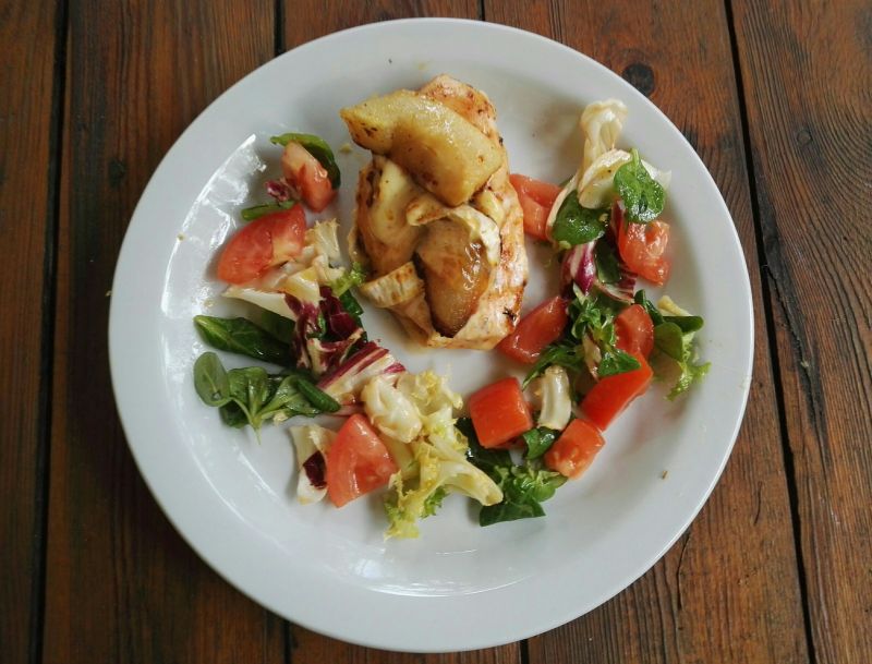 Kurczak z karmelizowaną gruszką i serem camembert