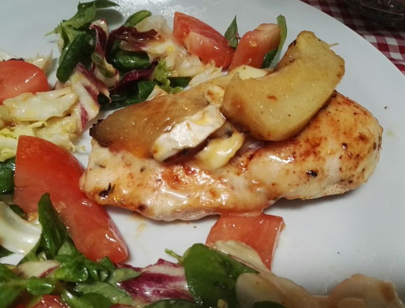 Kurczak z karmelizowaną gruszką i serem camembert