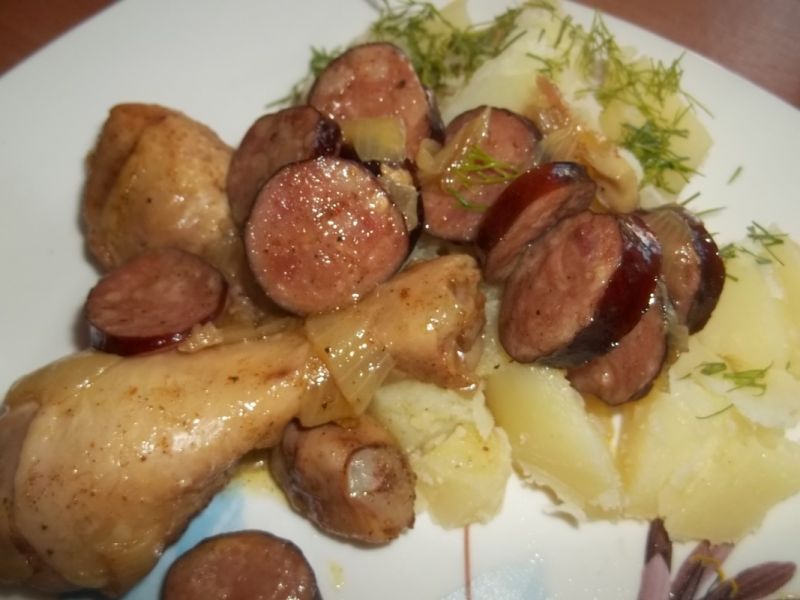 Kurczak z kiełbasą i cebulą Kurczak z kiełbasą i cebulą