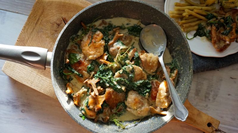 Kurczak z kurkami i szpinakiem w sosie śmietanowym