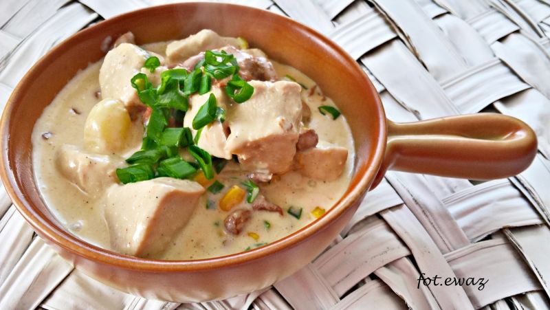 Kurczak z kurkami, kasztanami i kukurydzą w sosie Kurczak z kurkami, kasztanami i kukurydzą w sosie