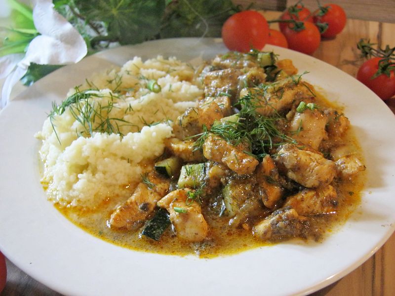 Kurczak z kuskusem i cukinią w sosie pieczarkowym  Kurczak z kuskusem i cukinią w sosie pieczarkowym