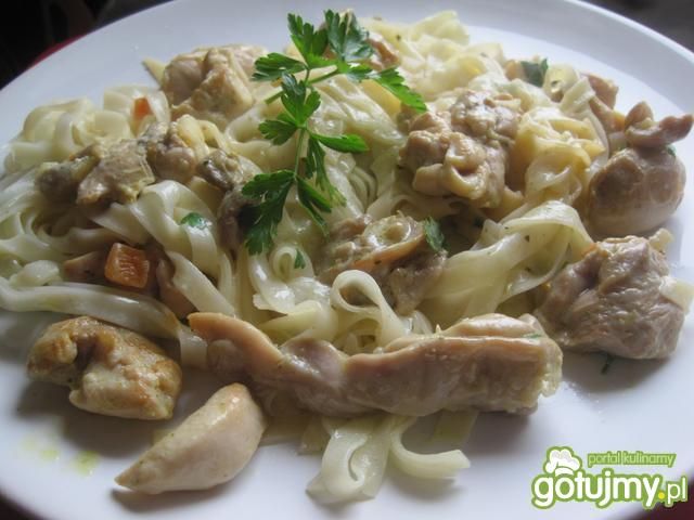 Kurczak z makaronem ryżowym i pietruszką