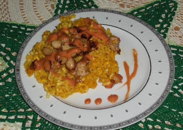 Kurczak z makaronem w sosie pomidorowo-s Kurczak z makaronem w sosie pomidorowo-s