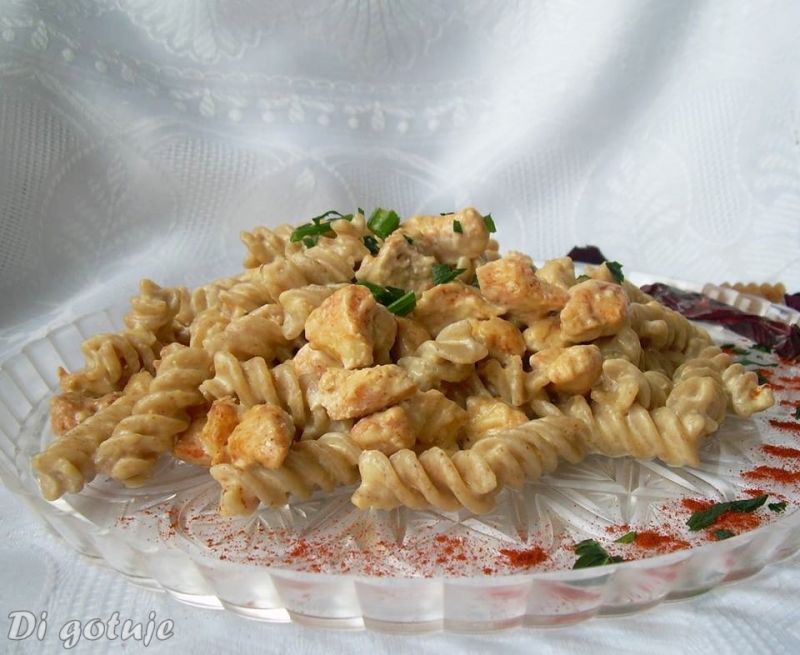 Kurczak z makaronem w sosie serowo-chrzanowym