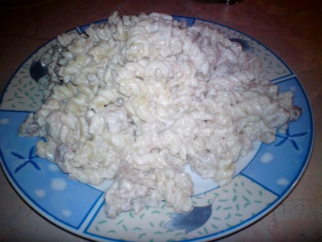 Kurczak z makaronem w sosie śmietanowym Kurczak z makaronem w sosie śmietanowym