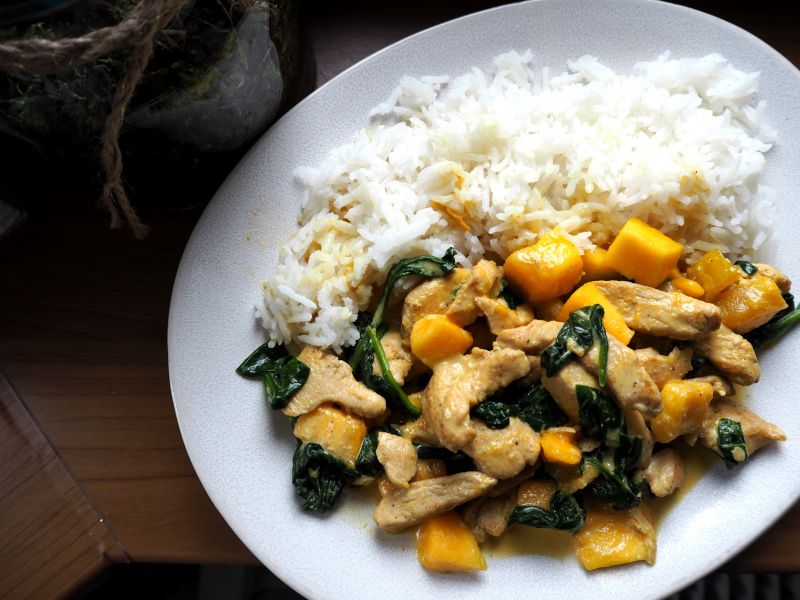 Kurczak z mango i szpinakiem