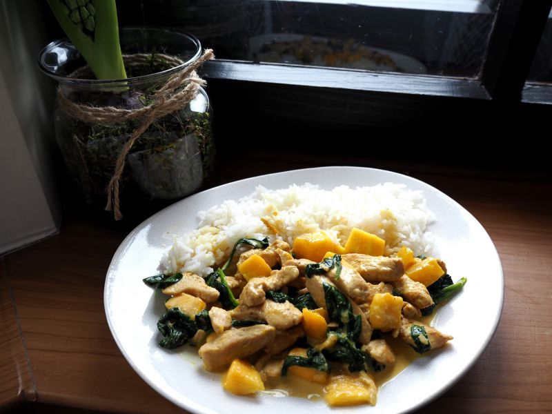 Kurczak z mango i szpinakiem