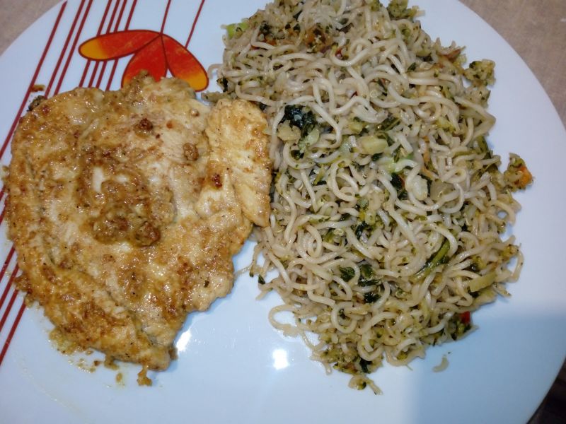 Kurczak z marynaty jogurtowej z makaronem Kurczak z marynaty jogurtowej z makaronem