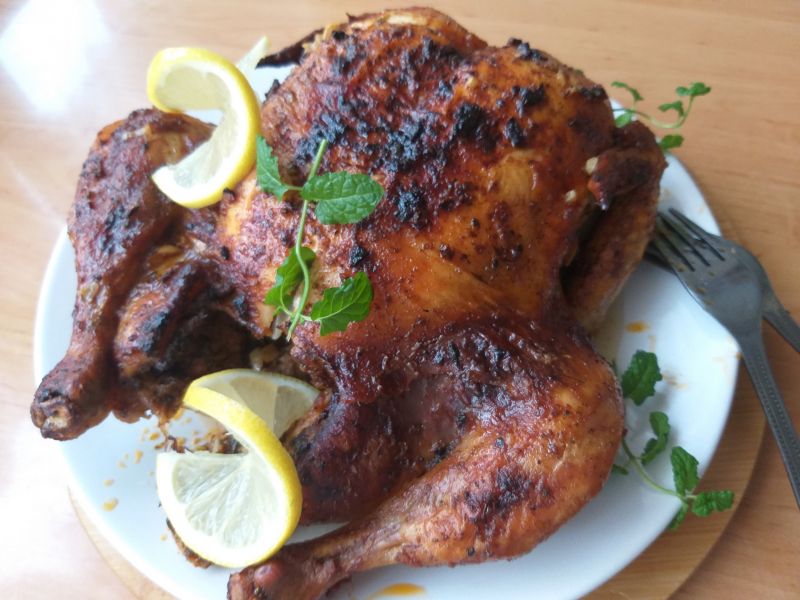Kurczak z marynaty pieczony w całości w piekarniku Kurczak z marynaty pieczony w całości w piekarniku