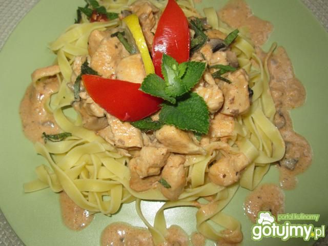 Kurczak z mascarpone podany z makaronem Kurczak z mascarpone podany z makaronem