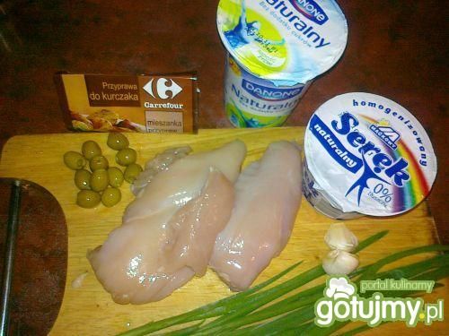 Kurczak z oliwkami w jogurcie i serku 