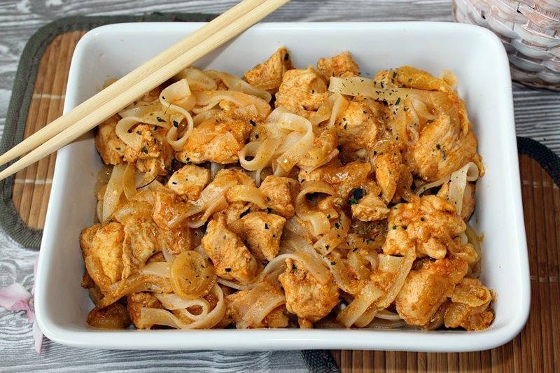 Kurczak z pastą Tom Yum i makaronem ryżowym Kurczak z pastą Tom Yum i makaronem ryżowym