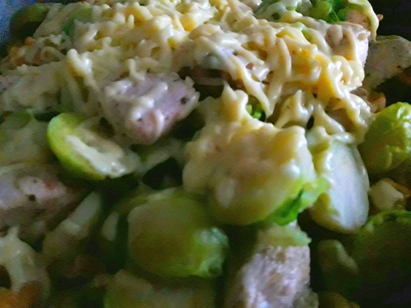 Kurczak z patelni z tortellini i brukselką