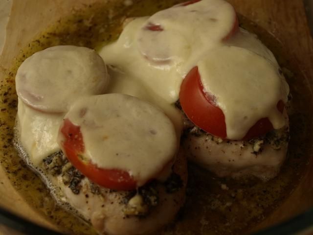 Kurczak z pesto pomidorami i mozzarellą