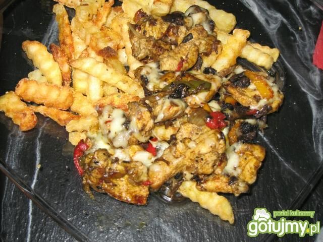Kurczak z pieczarkami, cebulką i papryką Kurczak z pieczarkami, cebulką i papryką