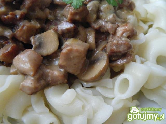 Kurczak z pieczarkami i makaronem