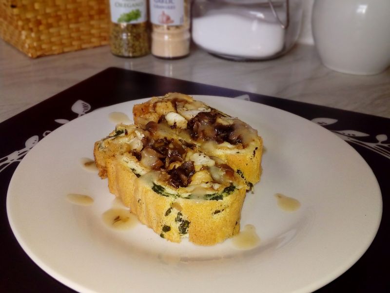 Kurczak z pieczarkami w szpinakowym biszkopcie Kurczak z pieczarkami w szpinakowym biszkopcie