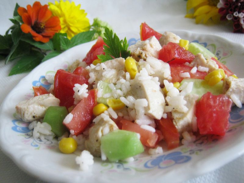 Kurczak z ryżem pomidorem i ogórkiem