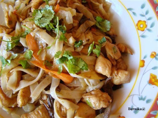 kurczak z ryżowym tagiatelle