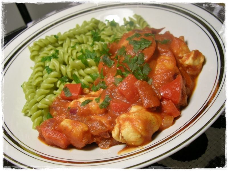 Kurczak z salami w paprykowo pomidorowym sosie 