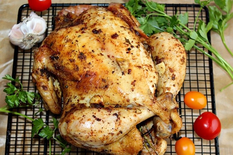 Kurczak z solanki pieczony w całości na ruszcie  Kurczak z solanki pieczony w całości na ruszcie