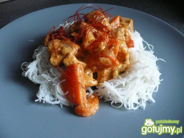 Kurczak z warzywami na makaronie ryżowym Kurczak z warzywami na makaronie ryżowym